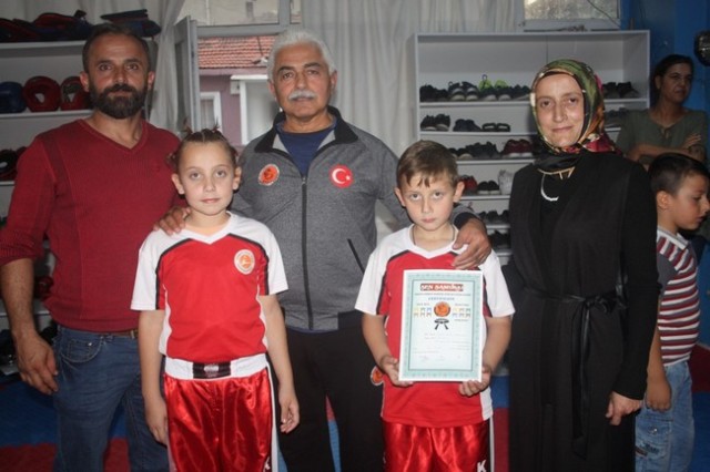 Kick Boks'ta 55 sporcu terfi etti