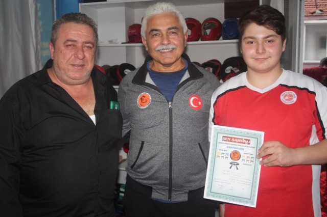 Kick Boks'ta 55 sporcu terfi etti