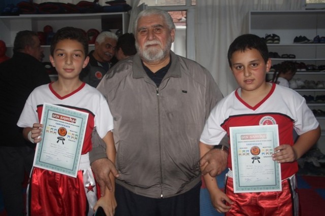 Kick Boks'ta 55 sporcu terfi etti