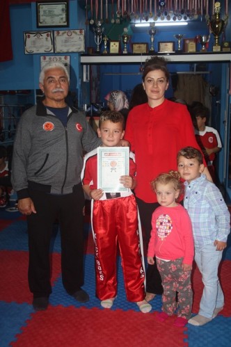 Kick Boks'ta 55 sporcu terfi etti
