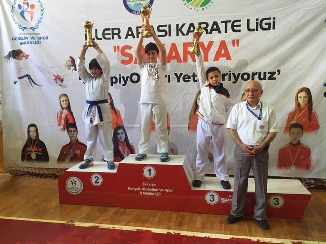 Geyve Karateciler sezonu mutlu kapattı..