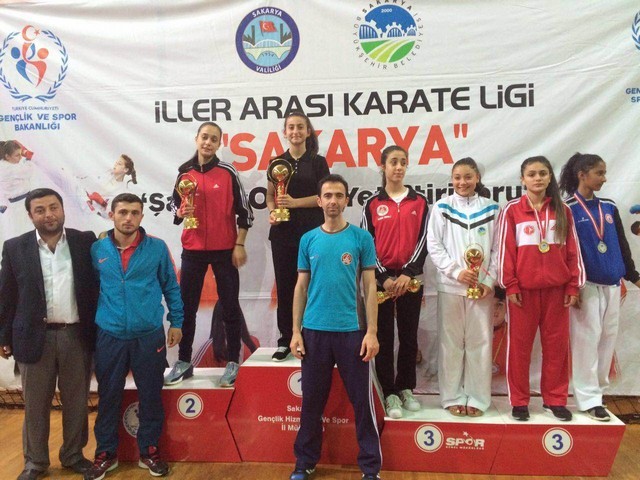 Geyve Karateciler sezonu mutlu kapattı..