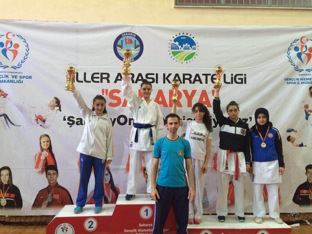 Geyve Karateciler sezonu mutlu kapattı..
