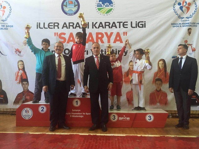 Geyve Karateciler sezonu mutlu kapattı..