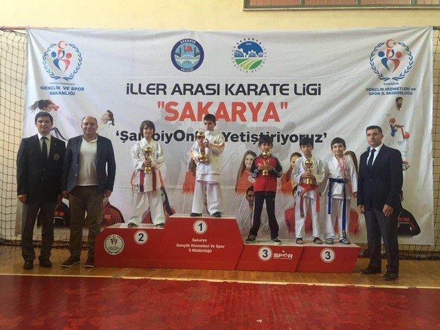 Geyve Karateciler sezonu mutlu kapattı..