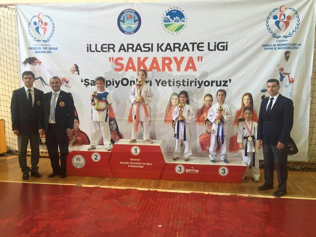Geyve Karateciler sezonu mutlu kapattı..