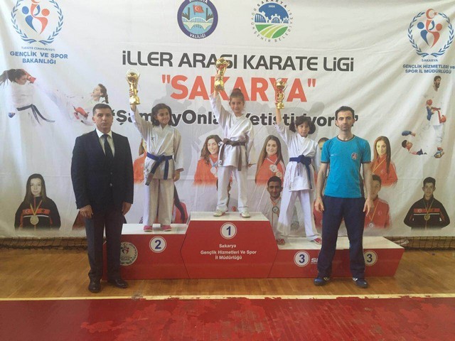 Geyve Karateciler sezonu mutlu kapattı..