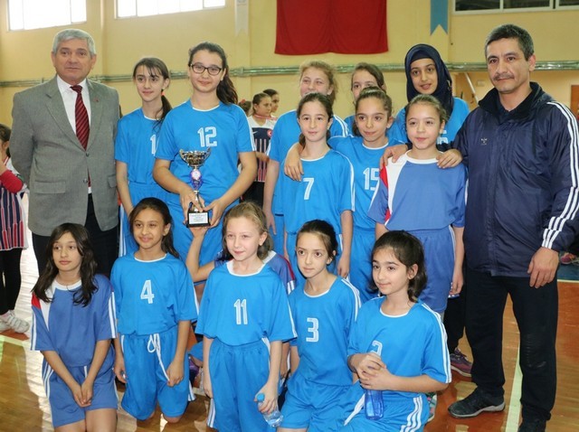 Küçükler Hetbolda Kupa Sevinci