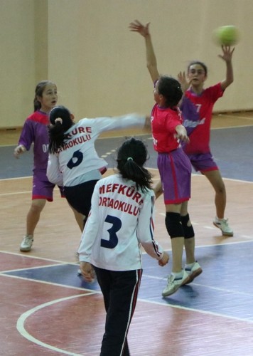 Küçükler Hetbolda Kupa Sevinci