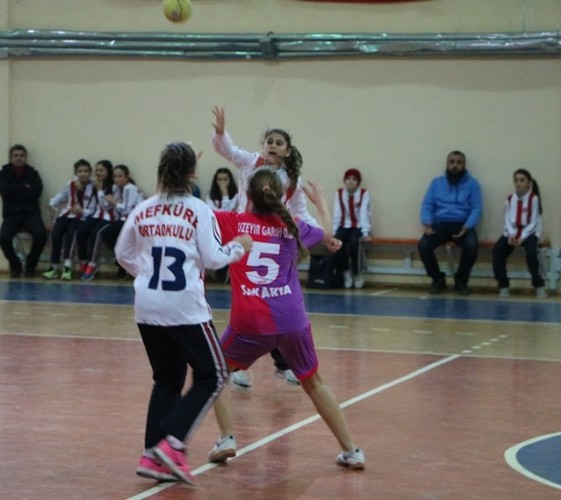 Küçükler Hetbolda Kupa Sevinci