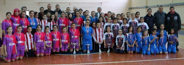 Küçükler Hetbolda Kupa Sevinci