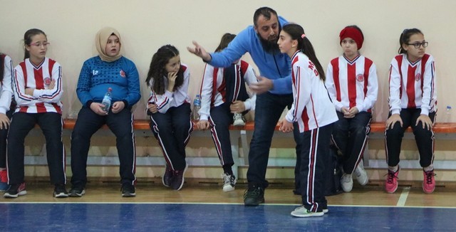 Küçükler Hetbolda Kupa Sevinci