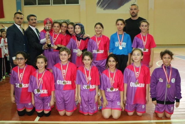 Küçükler Hetbolda Kupa Sevinci