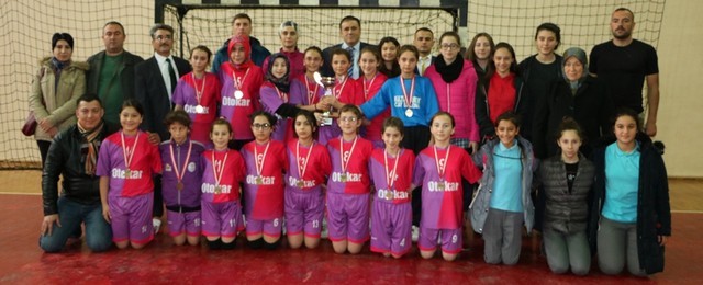 Küçükler Hetbolda Kupa Sevinci