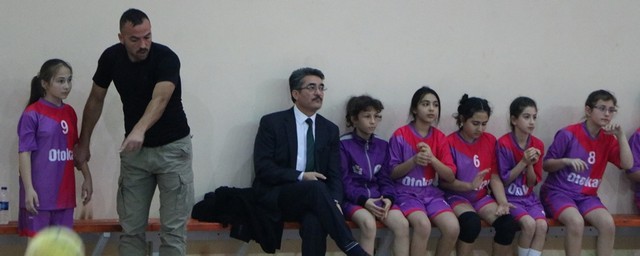 Küçükler Hetbolda Kupa Sevinci