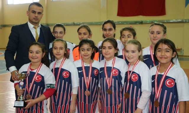 Küçükler Hetbolda Kupa Sevinci