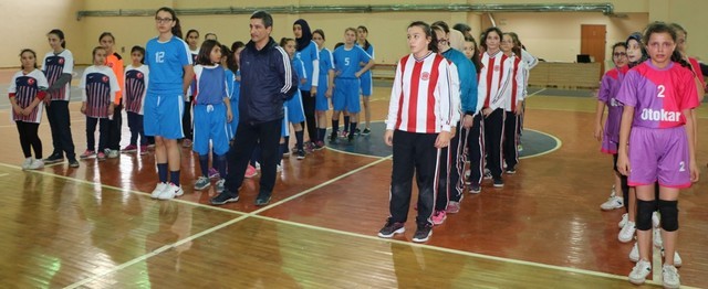 Küçükler Hetbolda Kupa Sevinci