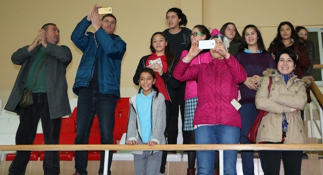 Küçükler Hetbolda Kupa Sevinci