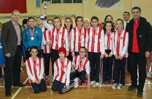 Küçükler Hetbolda Kupa Sevinci