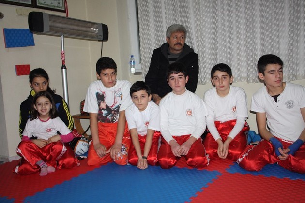 Kahverengi Kuşaklarını aldılar