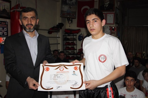 Kahverengi Kuşaklarını aldılar