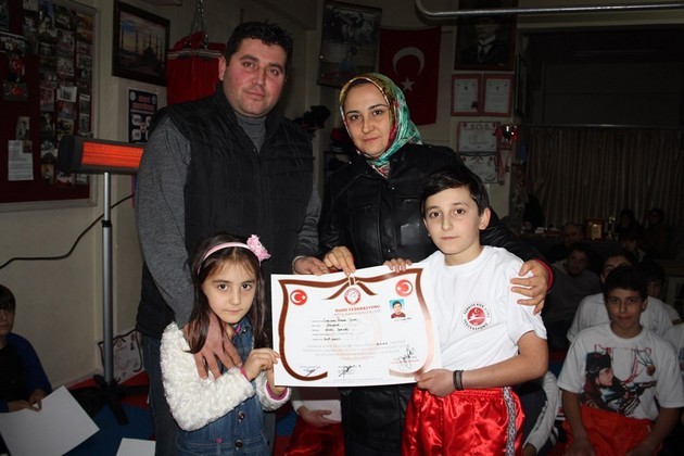 Kahverengi Kuşaklarını aldılar