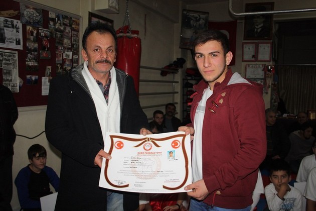 Kahverengi Kuşaklarını aldılar