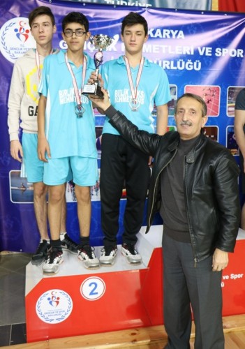 Genç raketler kupayı kaptı