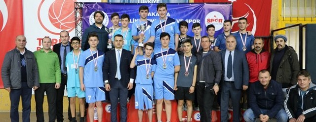 Genç raketler kupayı kaptı