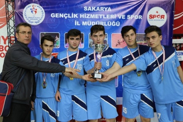 Genç raketler kupayı kaptı
