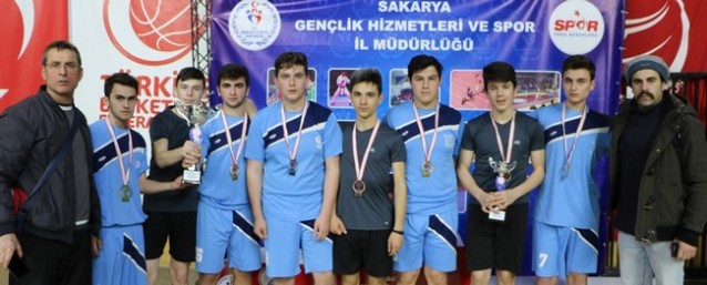 Genç raketler kupayı kaptı