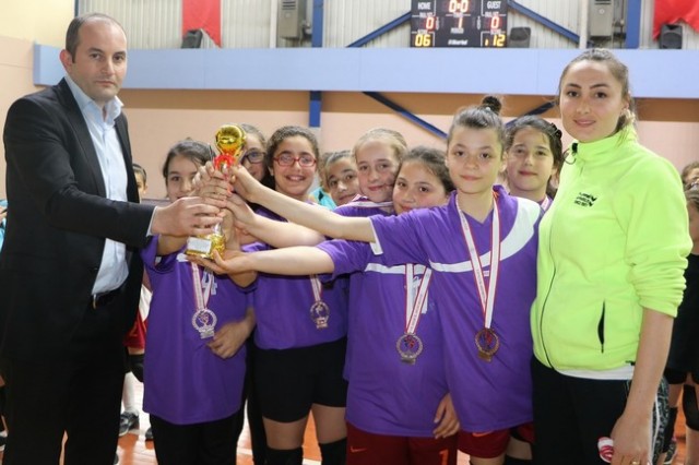 Minikler Voleybol şenliğinde buluştu