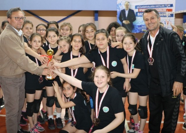 Minikler Voleybol şenliğinde buluştu