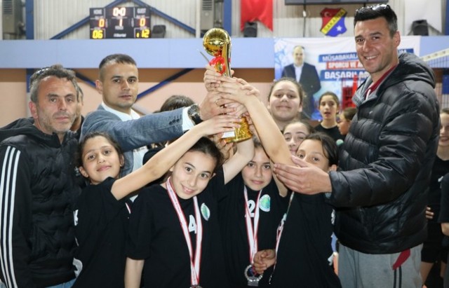 Minikler Voleybol şenliğinde buluştu