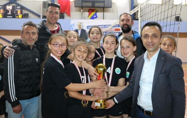 Minikler Voleybol şenliğinde buluştu