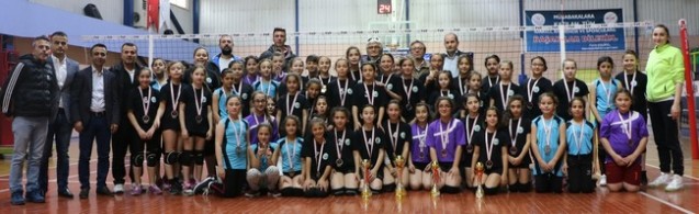 Minikler Voleybol şenliğinde buluştu