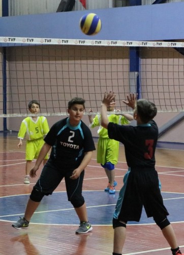 Minikler Voleybol şenliğinde buluştu