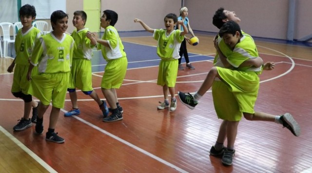Minikler Voleybol şenliğinde buluştu