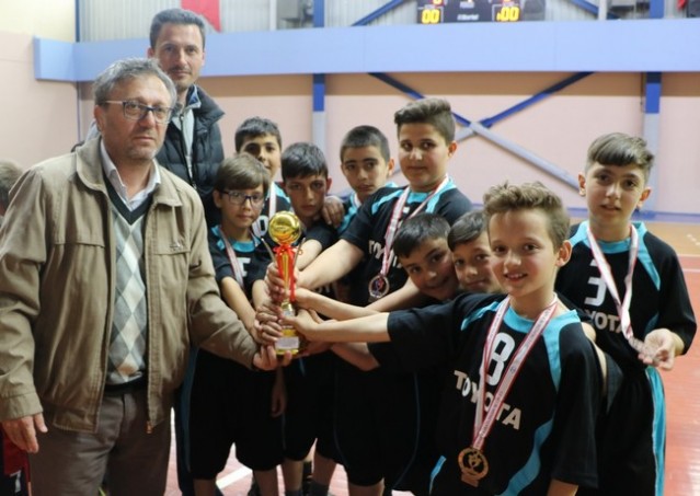 Minikler Voleybol şenliğinde buluştu