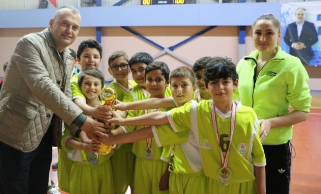 Minikler Voleybol şenliğinde buluştu