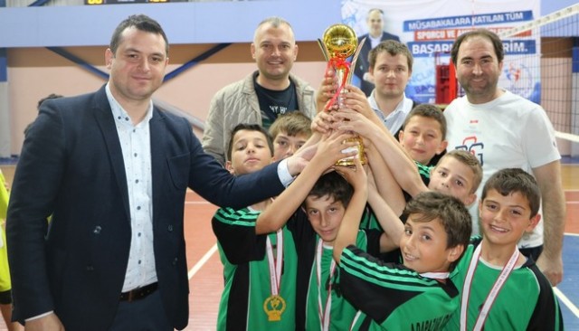 Minikler Voleybol şenliğinde buluştu