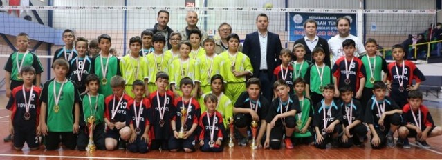 Minikler Voleybol şenliğinde buluştu