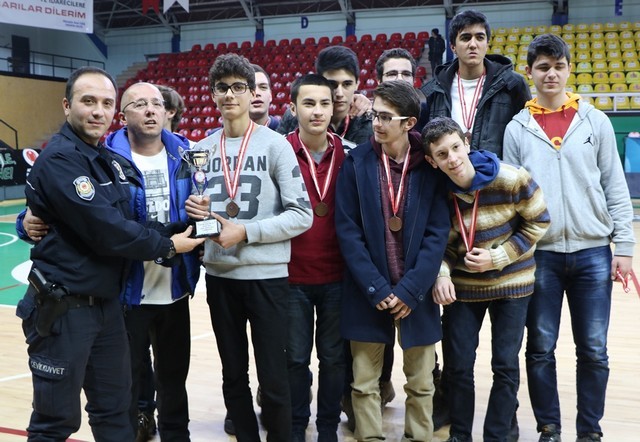 Basketçiler Kupayı Polislerden aldı