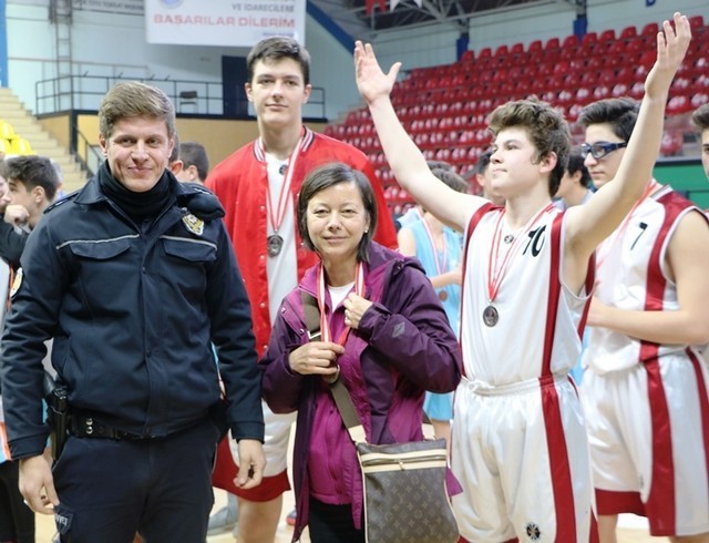 Basketçiler Kupayı Polislerden aldı