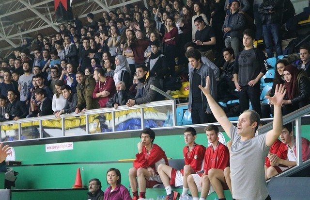 Basketçiler Kupayı Polislerden aldı