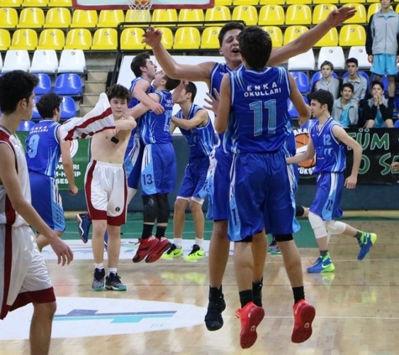 Basketçiler Kupayı Polislerden aldı