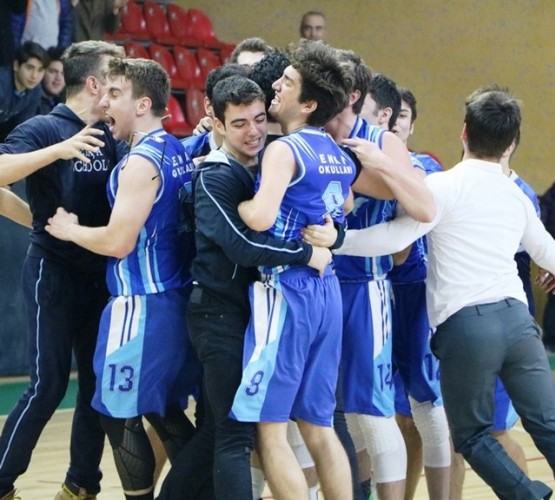 Basketçiler Kupayı Polislerden aldı