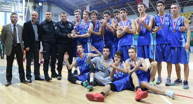 Basketçiler Kupayı Polislerden aldı