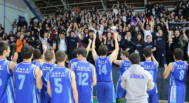 Basketçiler Kupayı Polislerden aldı