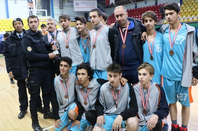 Basketçiler Kupayı Polislerden aldı